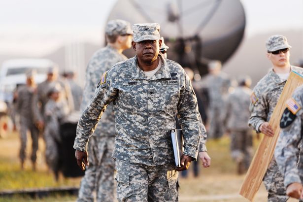 軍の指揮下で知的生命体との交信を試みる