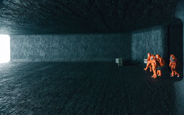 独特のムードを生みだす美術にも注目したい