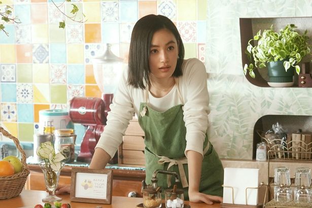 喫茶店「ポトス」で働く、桜たちと同じ16歳の橘ことは(八木莉可子)