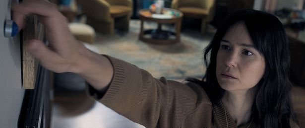 “アイア”は家中に設置されたカメラで、家族の行動を監視する