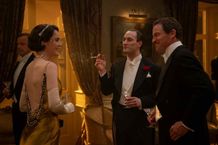 『ダウントン・アビー／グランドフィナーレ』に登場する実在の人物、ノエル・カワード(写真中央)とは？