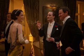 『ダウントン・アビー／グランドフィナーレ』に登場する実在の人物、ノエル・カワード(写真中央)とは？