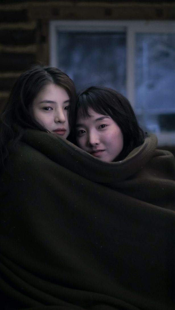 強くも儚げな眼差しでこちらをみつめるソルとスアン