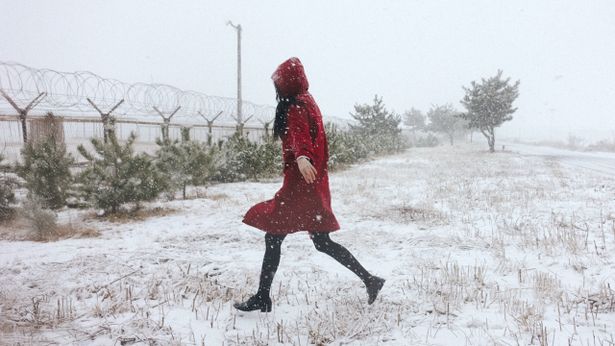 ソルが着こなす赤いコートが雪景色に映える