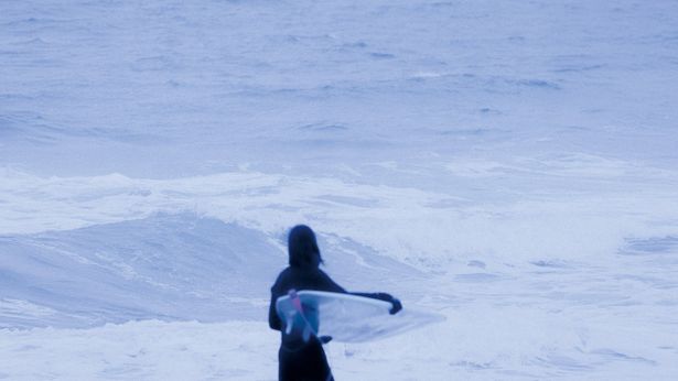 凍てつく冬の海を詩情豊かに捉えたワンカット