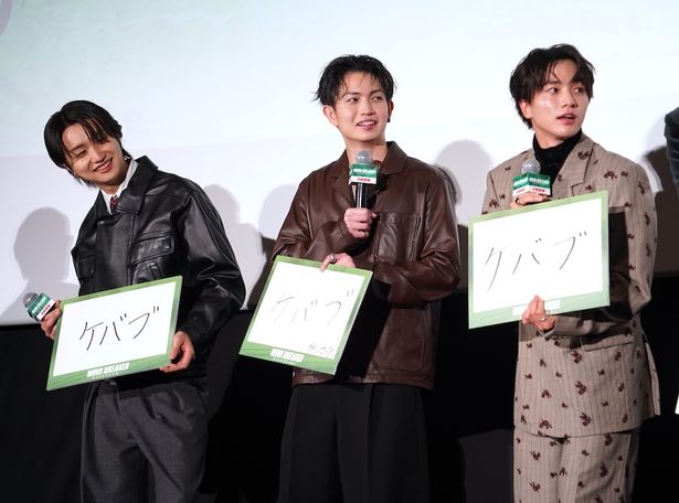 【写真を見る】クイズコーナーでわちゃわちゃ盛り上がる木戸大聖、綱啓永、JUNON(BE:FIRST) 