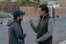 ペドロ・パスカルが、アスター監督作品に初参戦した姿を捉えたメイキング写真