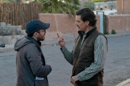 ペドロ・パスカルが、アスター監督作品に初参戦した姿を捉えたメイキング写真