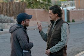 ペドロ・パスカルが、アスター監督作品に初参戦した姿を捉えたメイキング写真