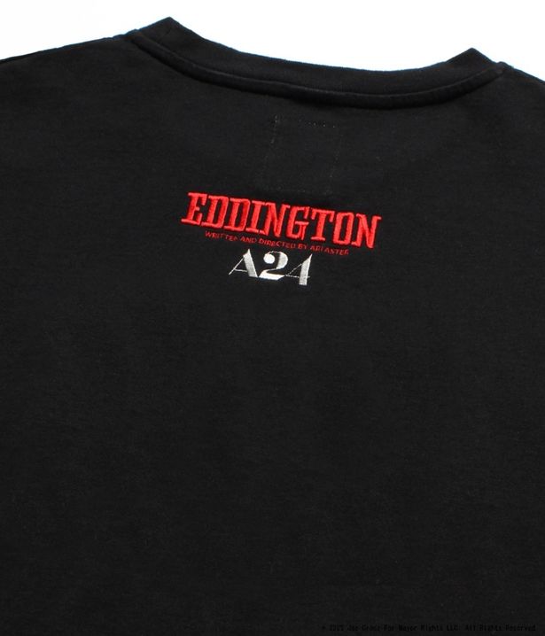 Tシャツの背面には作品名とA24のロゴが