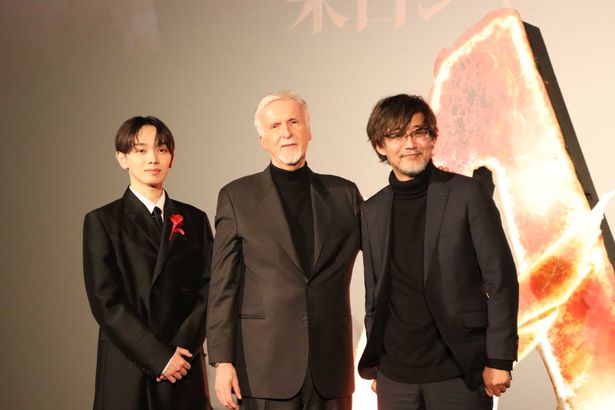 いち早く最新作を鑑賞した宮世と山崎監督はすっかり大興奮！