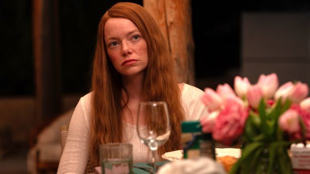 カルト集団の教祖による扇動動画にのめり込んでいく、ジョーの妻ルイーズをエマ・ストーンが演じた