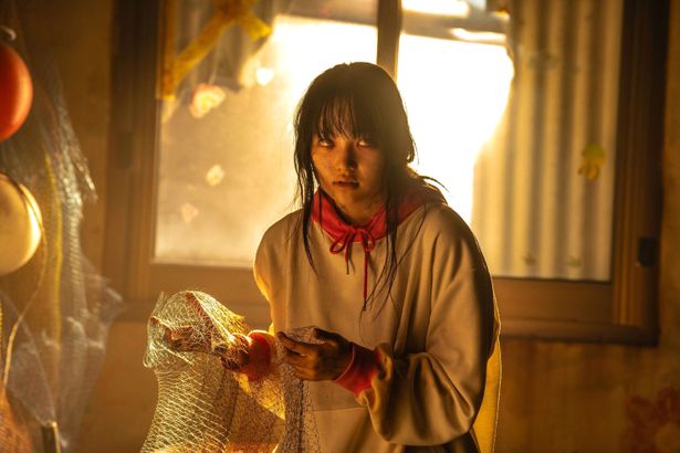 チェ・ユリによる、チャーミングさも備えたゾンビがかわいい(『ゾンビ娘』)