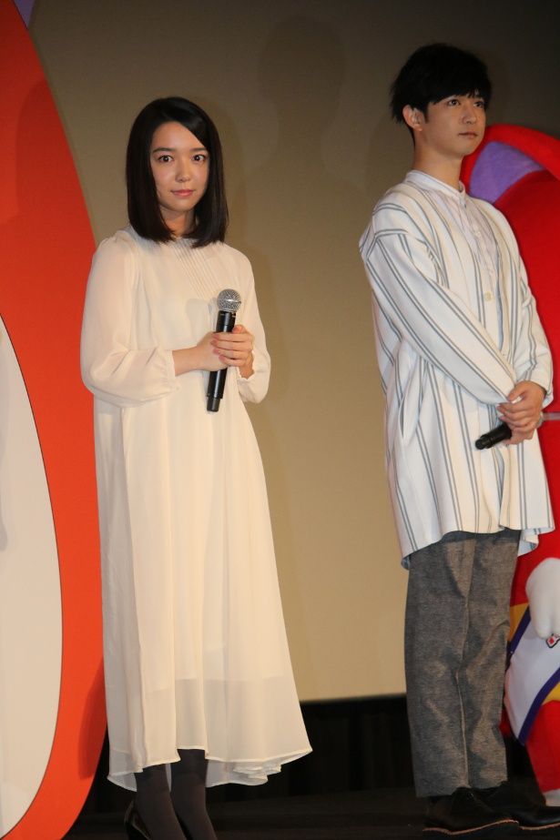 【写真を見る】白いドレスの上白石萌音の可憐な全身ショット