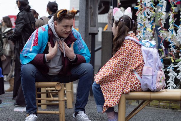 フィリップが“外国人の父親”役として親子関係を築くこととなる美亜(ゴーマン シャノン)