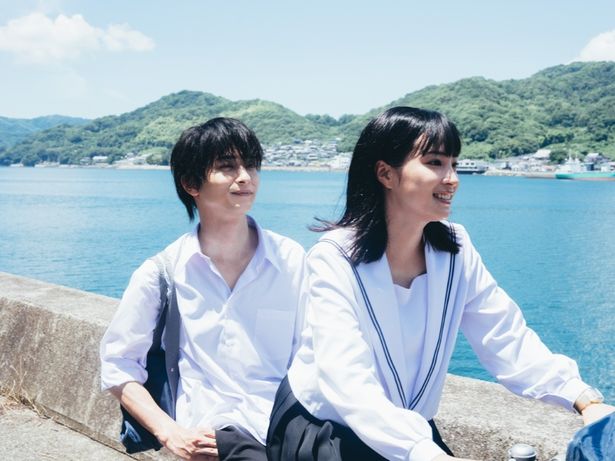 瀬戸内の美しい海を背に、制服を纏って自転車を2人乗りする姿