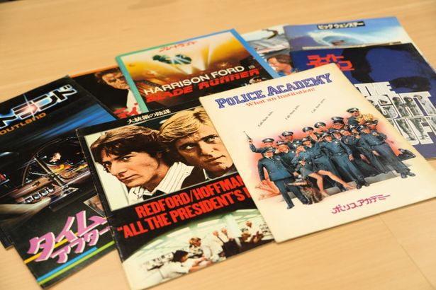 【写真を見る】ワーナー愛が爆発！取材のために持ち寄ってくれた、思い出が詰まった当時のパンフレットたち