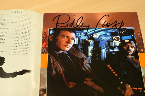 公開当時の『ブレードランナー』パンフレットに書かれたリドリー・スコットのサイン