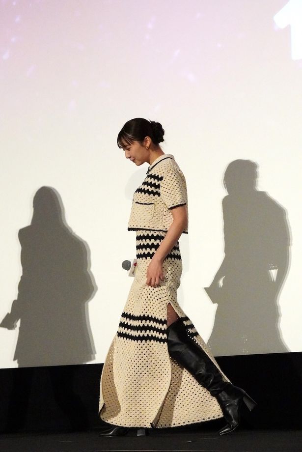 【写真を見る】上白石萌歌、ニットのドレスで登場！