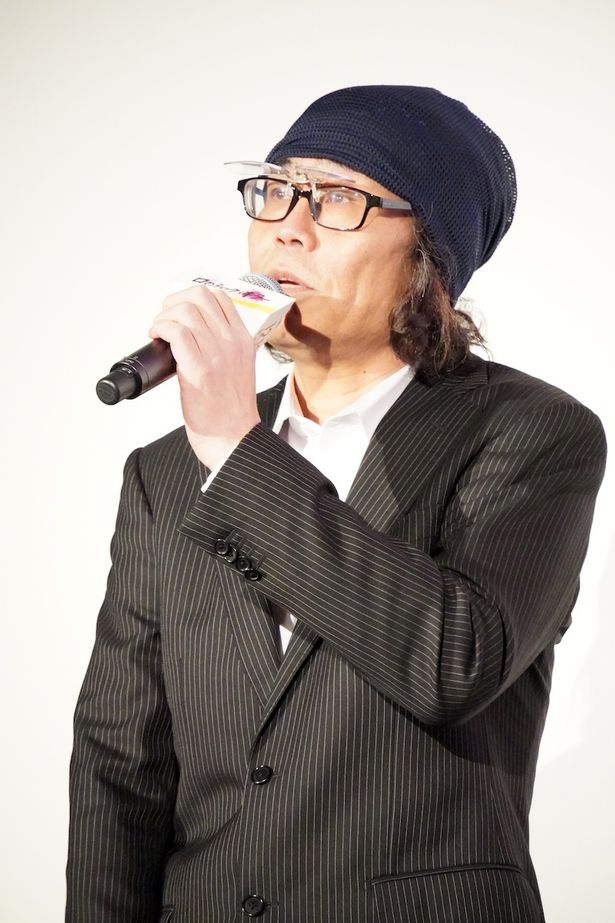 『ロマンティック・キラー』初日舞台挨拶に登壇した英勉監督