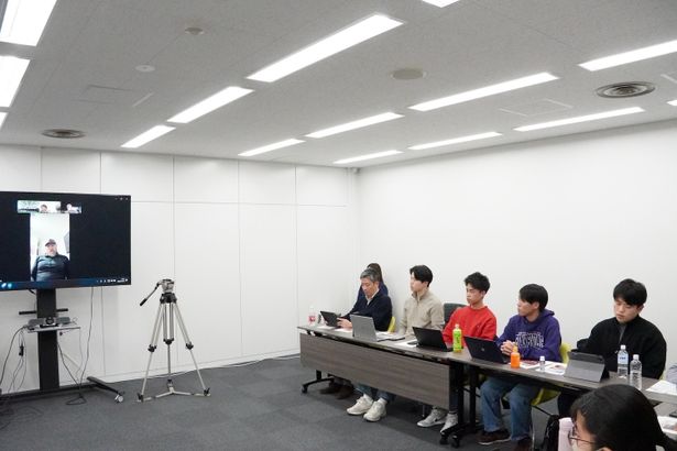【写真を見る】『ウォーフェア 戦地最前線』の退役軍⼈と大学生による「対談授業」の様子