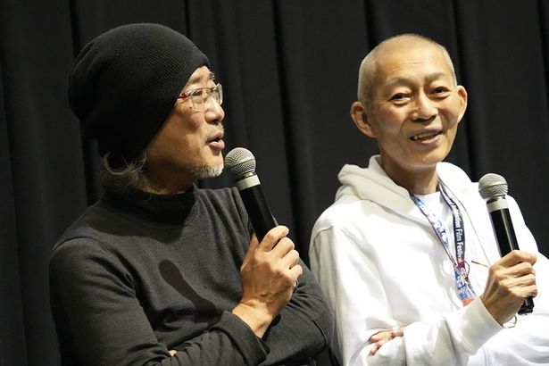 【写真を見る】「ヘッドギアメカ部の出渕です」「文芸部の伊藤です」とユーモアを交えながら自己紹介をした2人