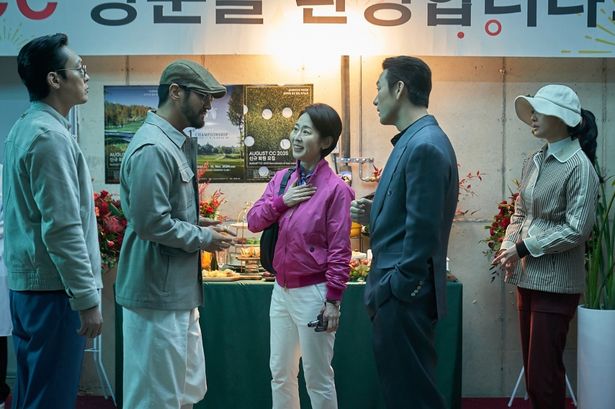 マルグムを中央に、髭を蓄えたシウォンらの姿を写した場面写真