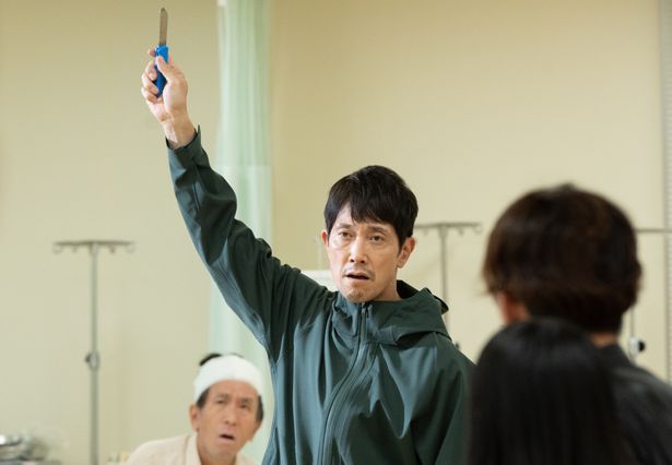 総理の「空白の10分」を糾弾する暴漢、森下(佐々木蔵之介)