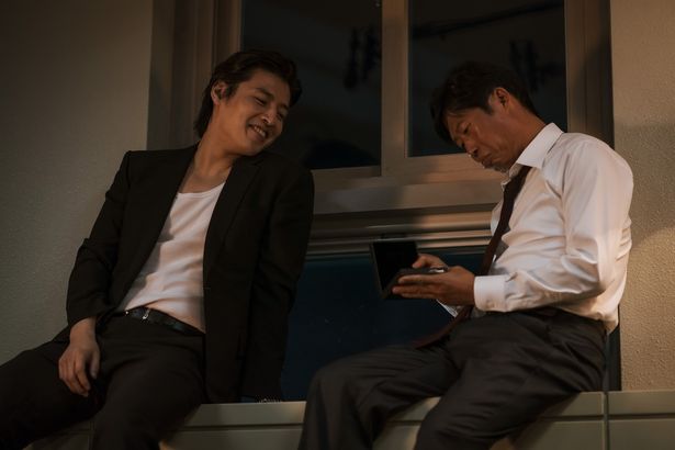 親しげに話している様子のガンスとグァニ