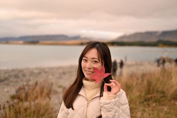 【写真を見る】楓の葉を持った亜子のワンショット