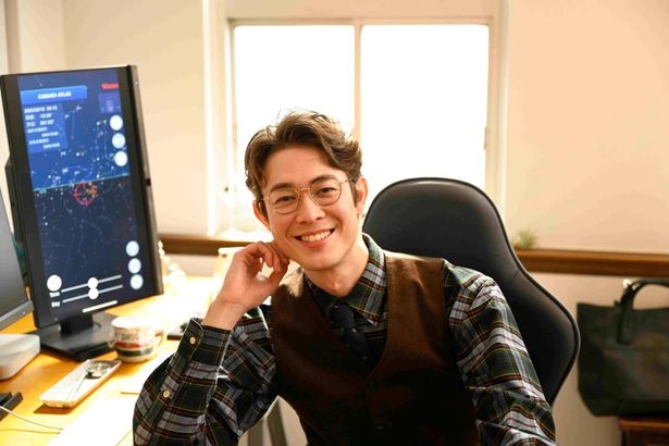 劇中では寡黙な梶野だが、“福士カメラ”の前では柔らかな笑顔に