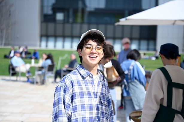 亜子の行きつけの店の店長を演じた宮近