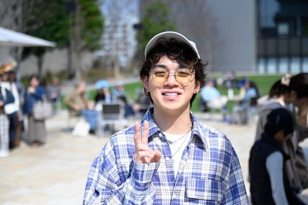 照れくさそうな表情を浮かべる宮近