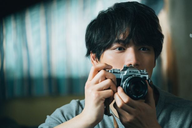 福士演じる涼はカメラマンの仕事をしている