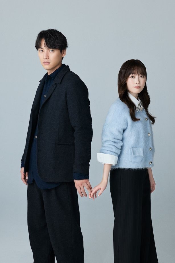 【写真を見る】切ない恋のワンシーンを再現した、福士蒼汰＆福原遥の撮りおろし