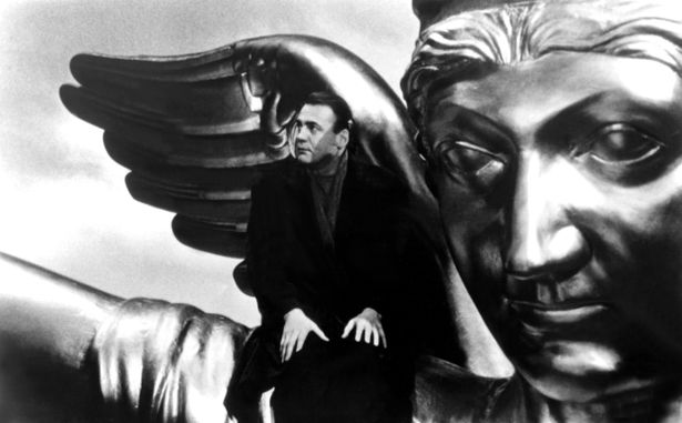 天使ダミエルを主人公とした、ヴィム・ヴェンダース監督の名作『ベルリン・天使の詩』