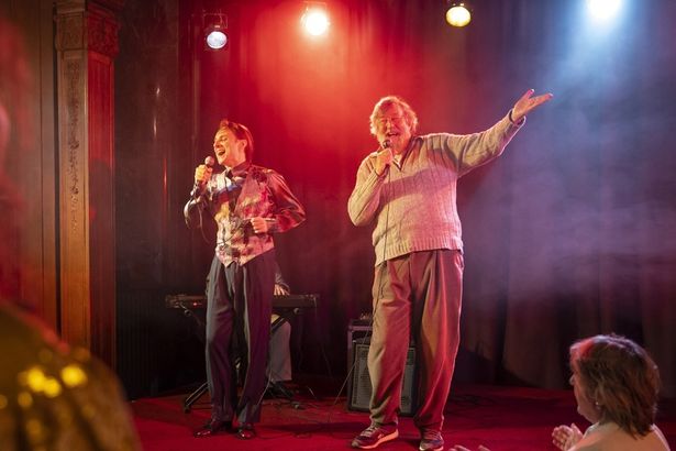 英国の国民的俳優スティーヴン・フライが、デリカシーに欠けるが人気者の父エデクを演じる