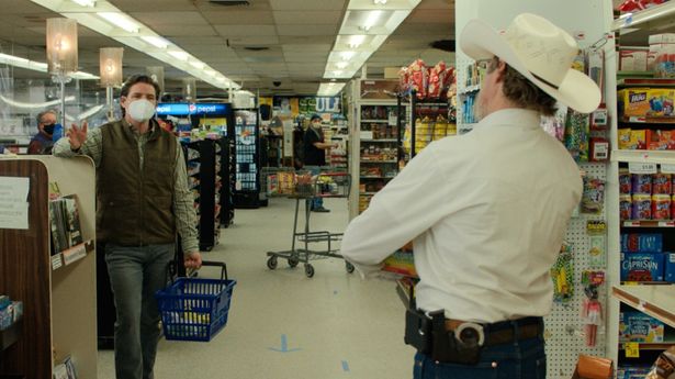 保安官のジョーは、市長のテッドにアンチマスクを訴えるが...