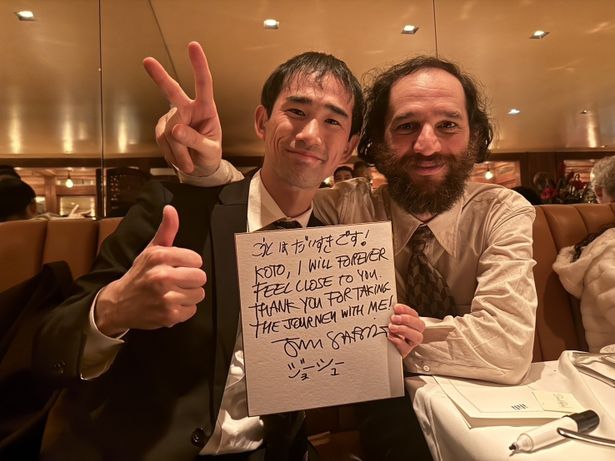 監督のジョシュ・サフディと川口功人