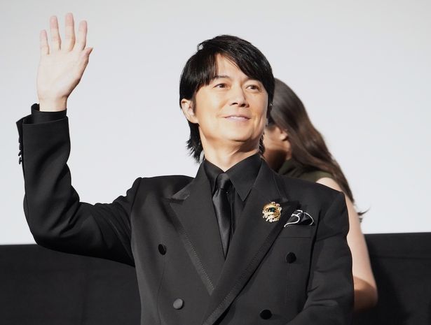 大きな拍手に包まれた会場を見渡し笑顔の福山