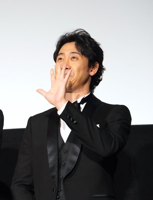 ファンに手を振る大泉