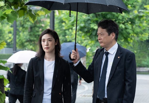 真壁の無茶に振り回されながらも彼女を支える梶山(田中哲司)