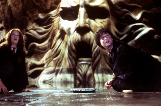 蛇語を話せないと入ることができない“秘密の部屋”。この部屋をめぐるミステリー要素も楽しい(『ハリー・ポッターと秘密の部屋』)