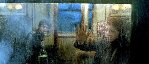 新学期に向けて移動中の列車で、3人はディメンターに遭遇してしまう(『ハリー・ポッターとアズカバンの囚人』)