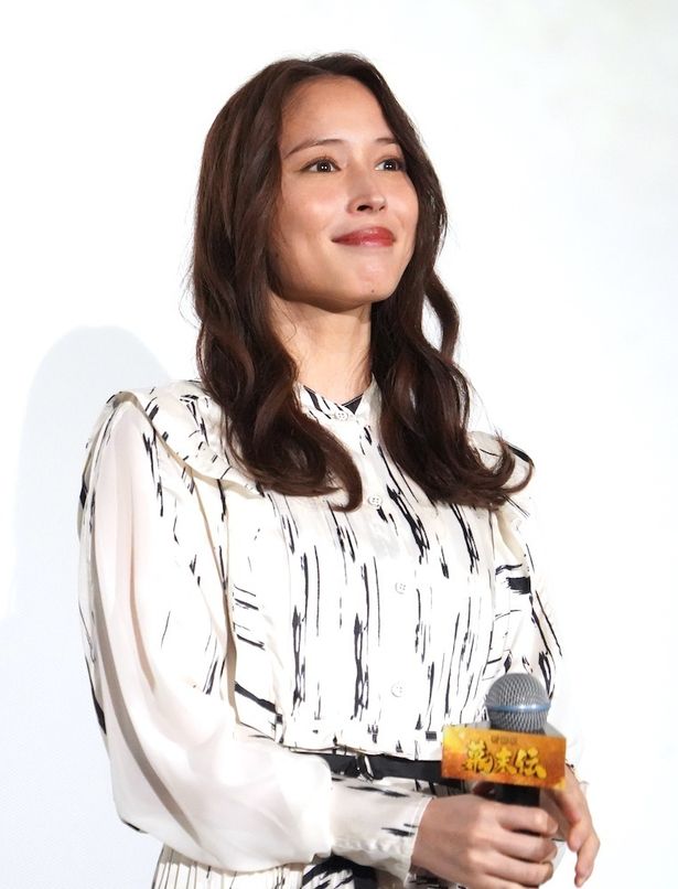 おりょう役の広瀬アリスは佐藤への花束を持って登場