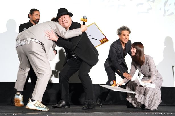 【写真を見る】これは舞台挨拶です！突然相撲を始める佐藤二朗と福田雄一監督にステージ上は大荒れ？！