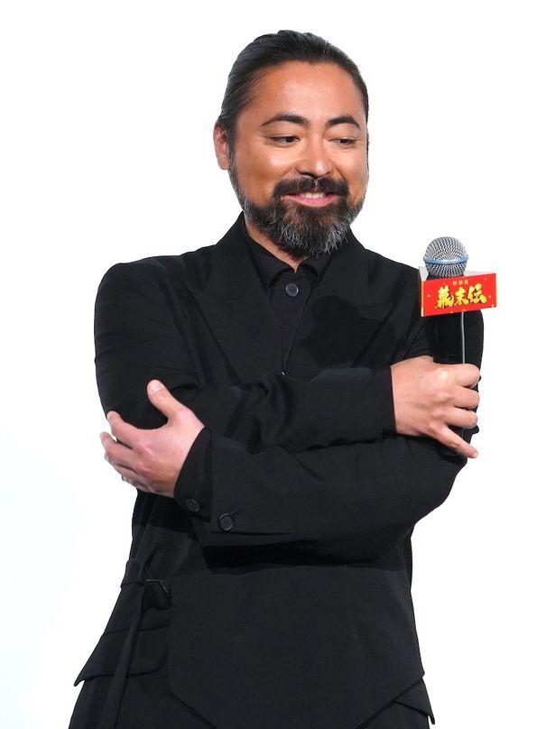 ムロ&佐藤のトークに笑いだす山田