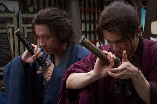 岡田以蔵と共に抜刀の構えを見せる龍馬だが…