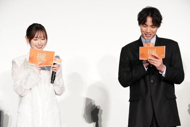 観客から届けられた感想に、うれしそうに目を通した