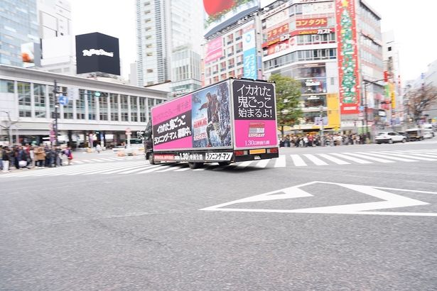 【写真を見る】世界的名所となっている渋谷スクランブル交差点に映画『ランニング・マン』のアドトラックが出現！